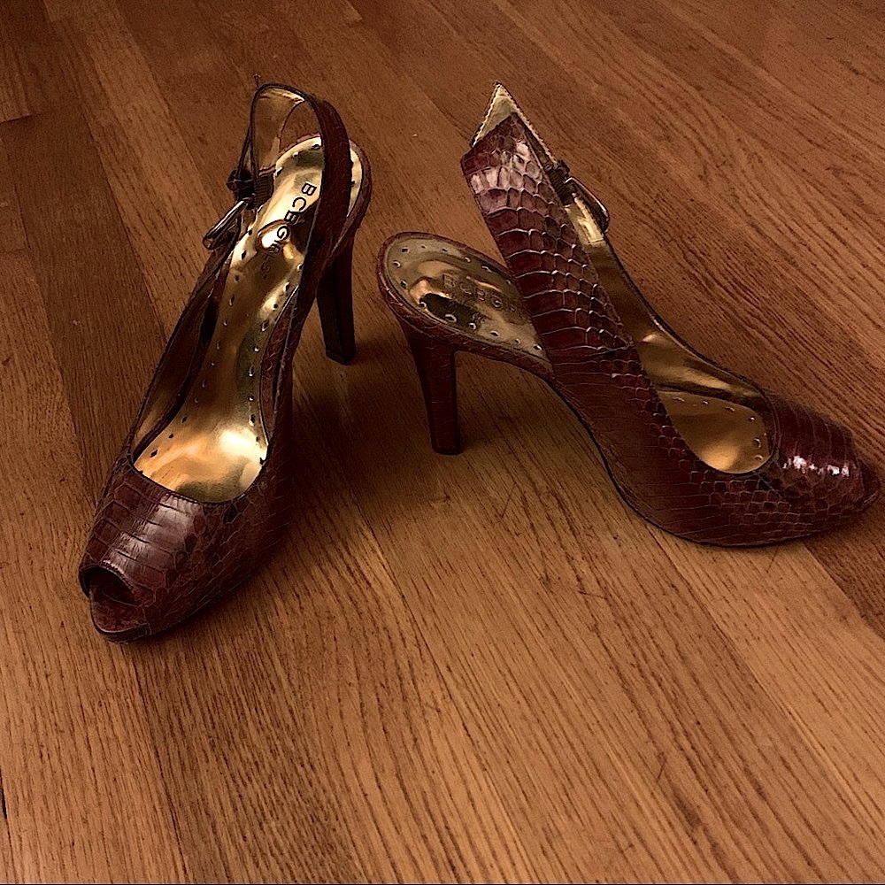 Like New! BCBG burgundy/multi tonal snakeskin pumps.